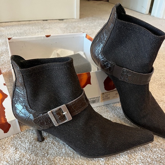 Donald J. Pliner Ankle Boots-gently used in original box - Picture 1 of 6